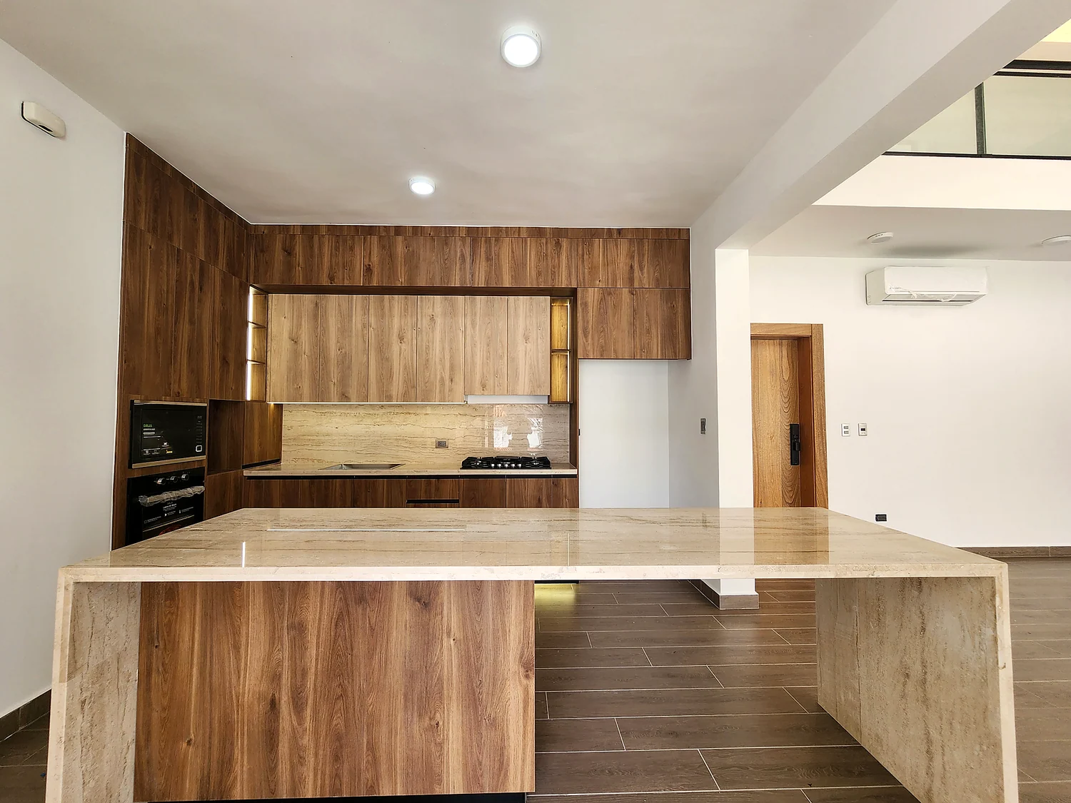 Cocina a medida en acabado madera con isla